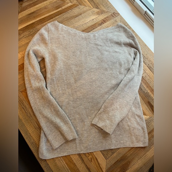 Gorgeous Aritzia Babaton Kitano Sweater Oatmeal Medium with Cross Back Detail - Picture 14 of 15